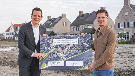 Bord met ondertekening op locatie, met wethouder Gerard Mostert en directeur Jaap van Rhijn.