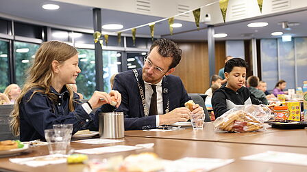 Burgemeester Nathanaël Middelkoop met leerlingen van De Dubbelburg tijdens het burgemeestersontbijt.
