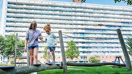 Spelende kinderen bij torenflat in Katwijk Noord