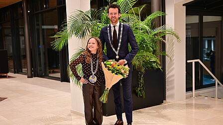 Romy Heemskerk en burgemeester Nathanaël Middelkoop