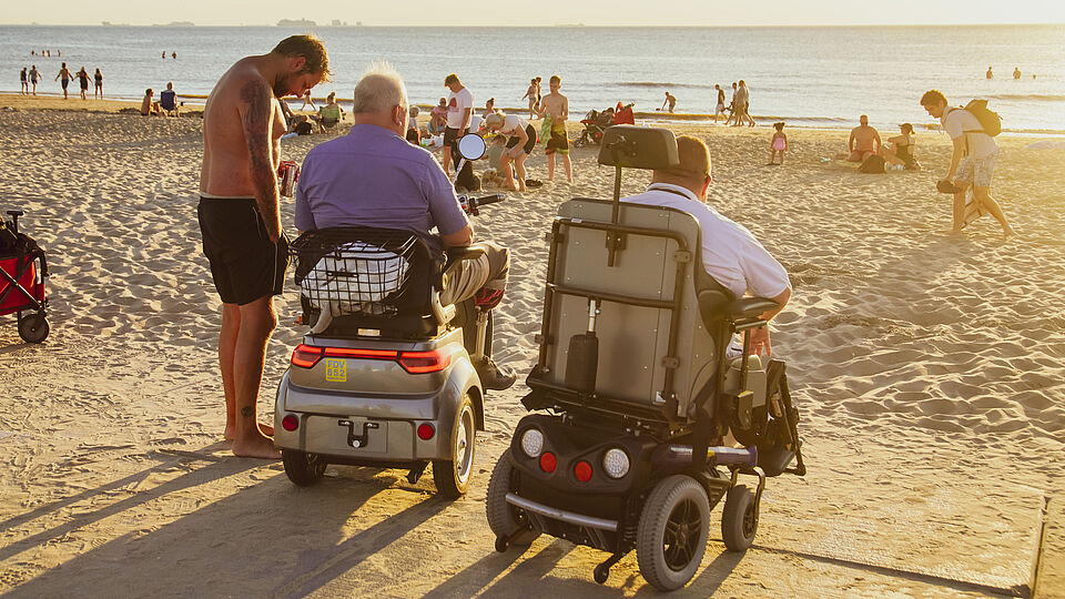 Elektrische rolstoelen aan het strand